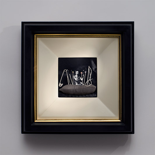 Cr&oacute;nicas de la mujer menguante. Alfiletero objeto